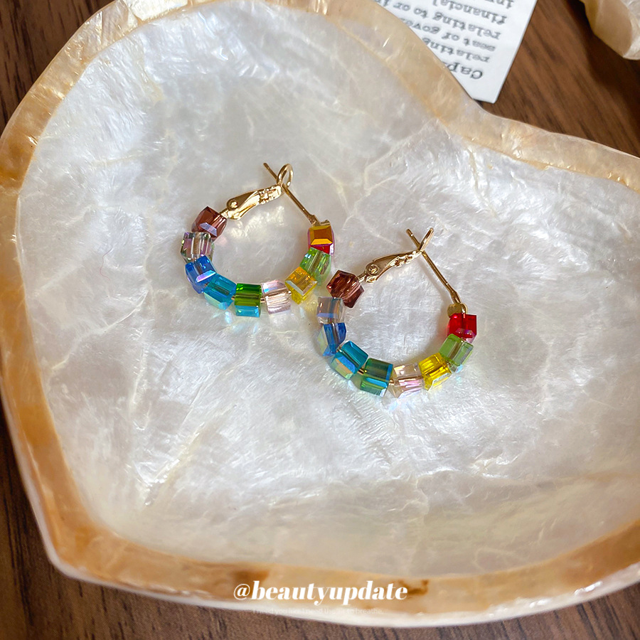 Aguja de plata Vidrio de color Pendientes redondos con cuentas Pendientes de temperamento exquisito de lujo ligero retro Pendientes de sentido avanzado de nicho para mujer