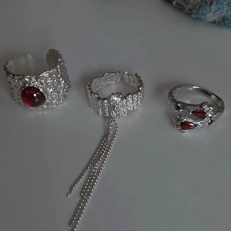 Маленькое дизайнерское кольцо с Ruby с кисточками, размером на указательный палец, коллекция 2023