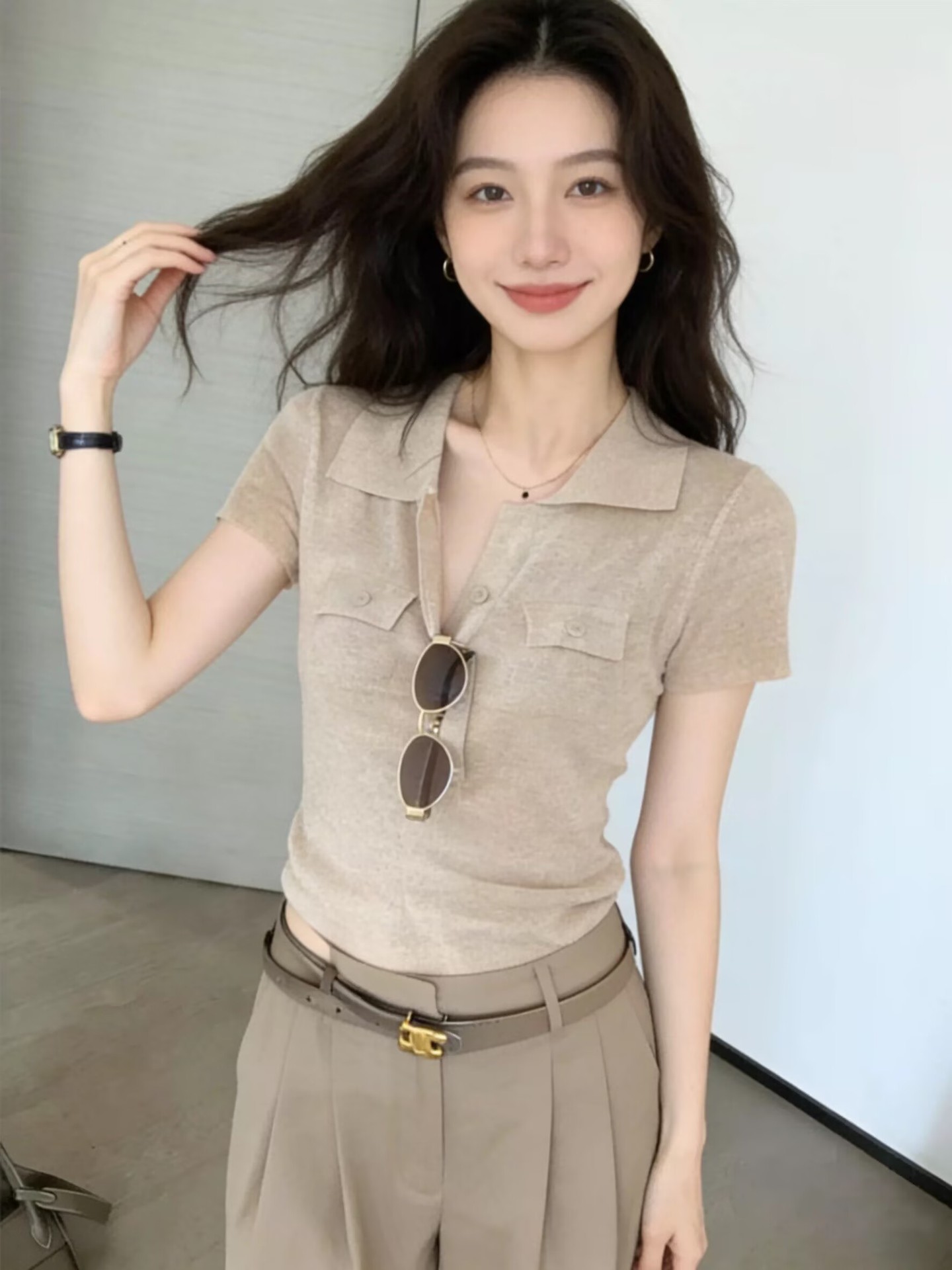 Áo thun polo nữ tay ngắn cổ bẻ phong cách công sở — màu nâu nhạt
