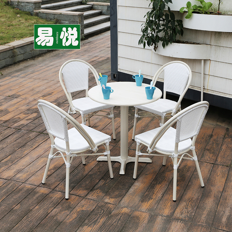 Tienda de té con leche Mesas y sillas al aire libre Sillas de mimbre de ocio de patio Juego de tres y cinco piezas Mesas y sillas exteriores de café Protector solar impermeable blanco
