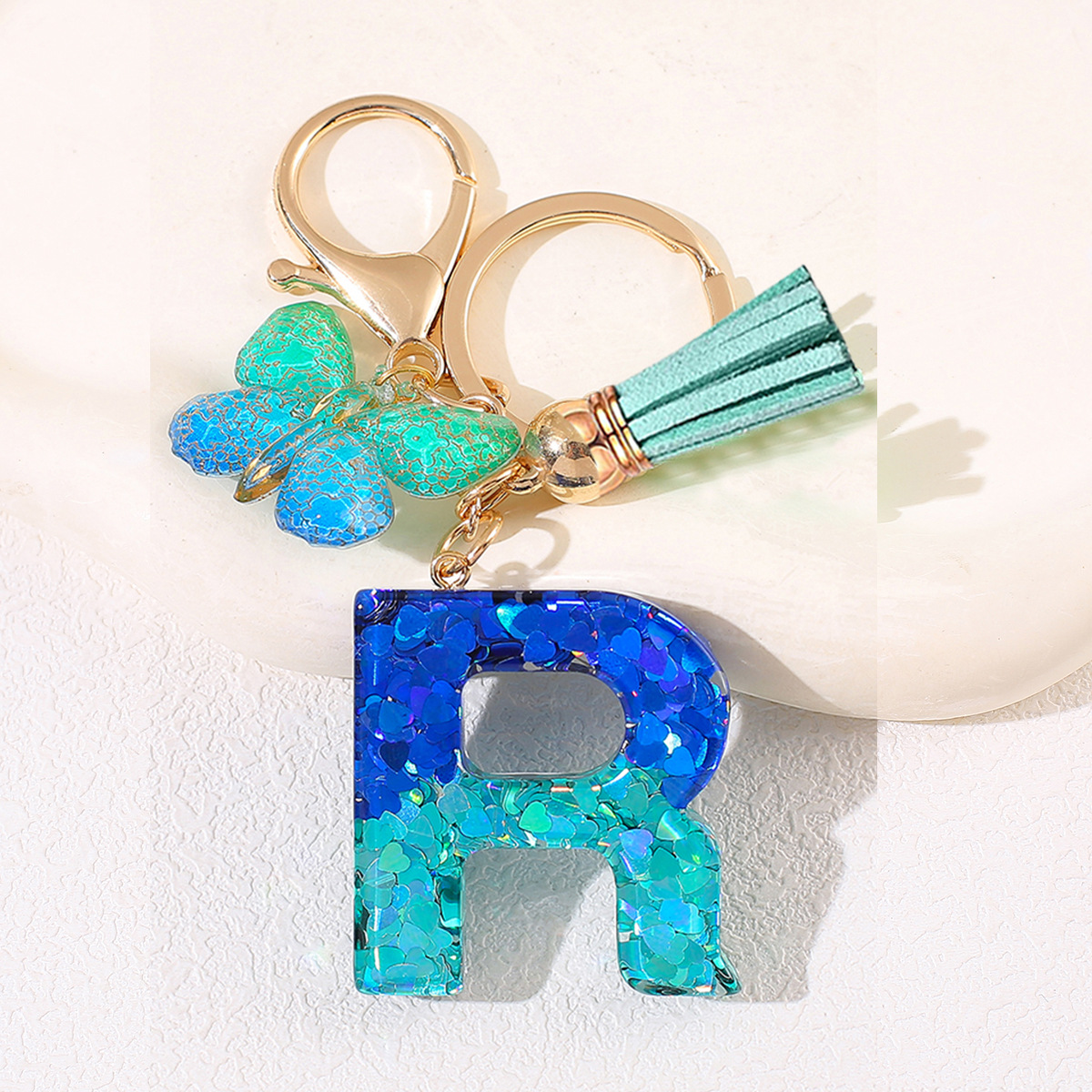 Amazon 26 letras llaveros bolsos damas colgantes colgantes sequillas letras bordas mariposa llaveros