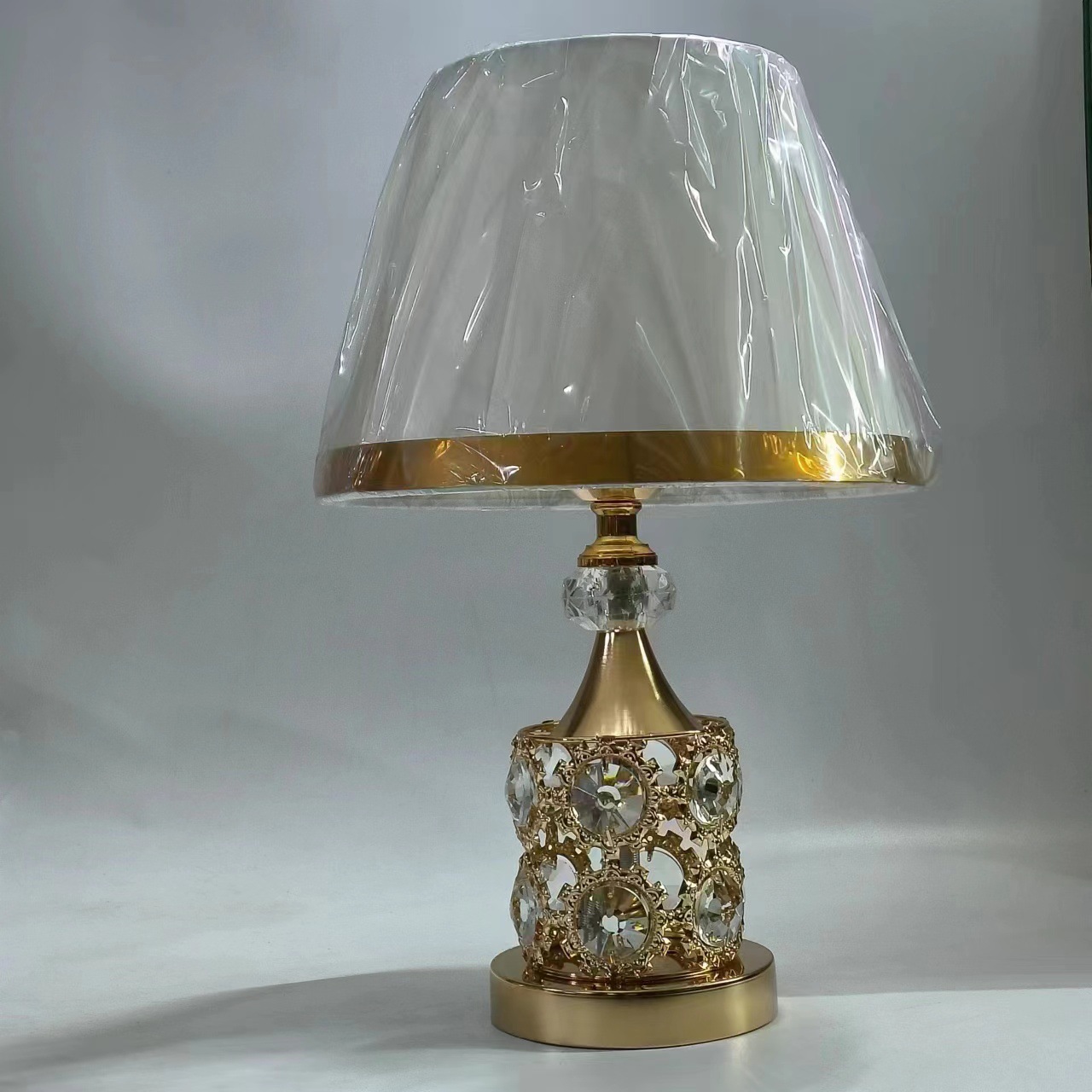 Lámpara de mesa de hierro, estilo moderno minimalista, sin fuente de luz, accesorios del cuerpo principal con pantalla de tela, lámpara de noche al por mayor. image 5