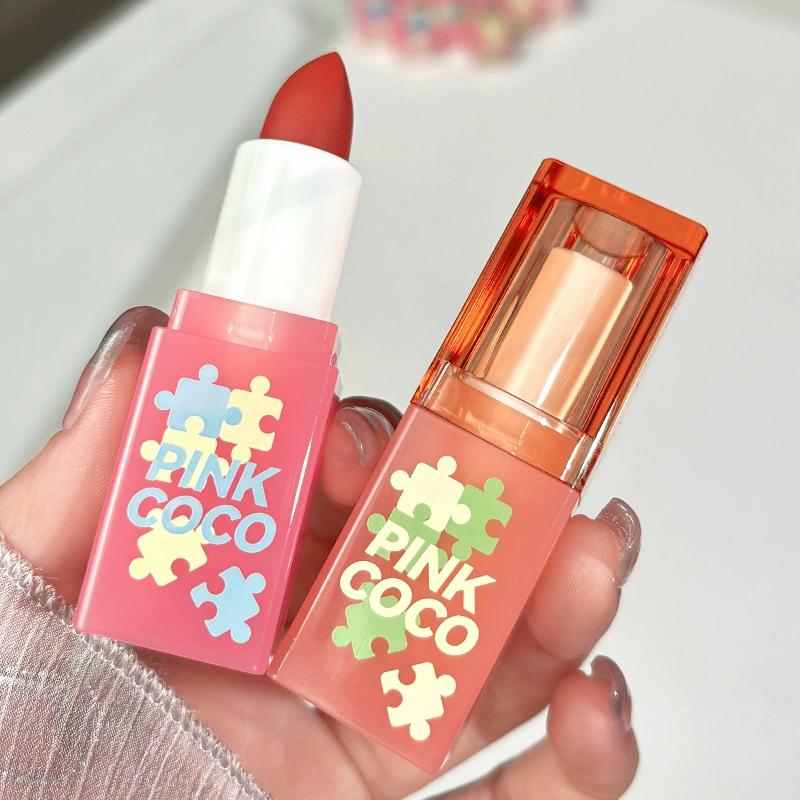 Плюшевая подушка-пазл Pink Coco, красная, с мягким низким насыщением, матовый макияж помада цвета