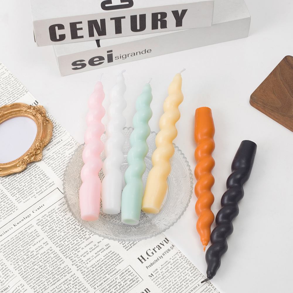 Färgglada vridna ljus för romantiska middagar_voghion.com