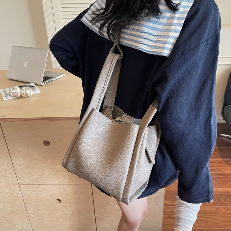 Bolso de cesta de verduras de mano popular transfronterizo para mujer 2025 nuevo bolso de hombro casual de todo fósforo bolso de cubo de paso de alta gama