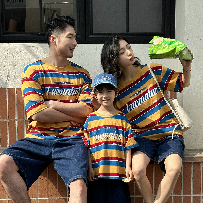 Родители и дети, свободная полосатая, контрастная футболка, повседневная одет мать и дочь, семья из трех или четырех человек с короткими рукавами