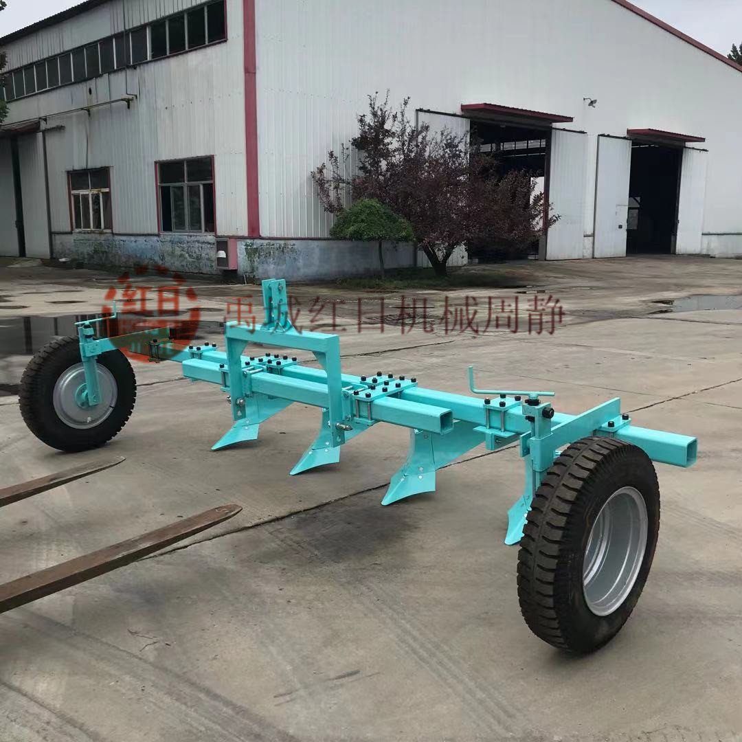 农用犁头式开沟起垄犁，拖拉机悬挂开沟犁，起垄犁工作视频