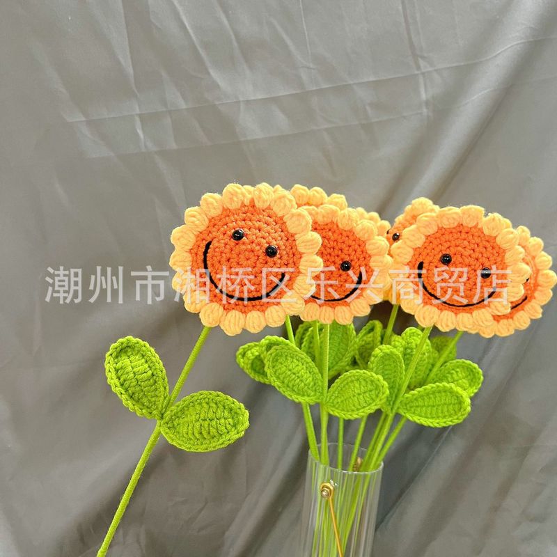 教師の日のプレゼントヒマワリの毛糸の花の手作りの毛糸のメリヤスは花の教師の日の花束の完成品をシミュレーションします。|undefined