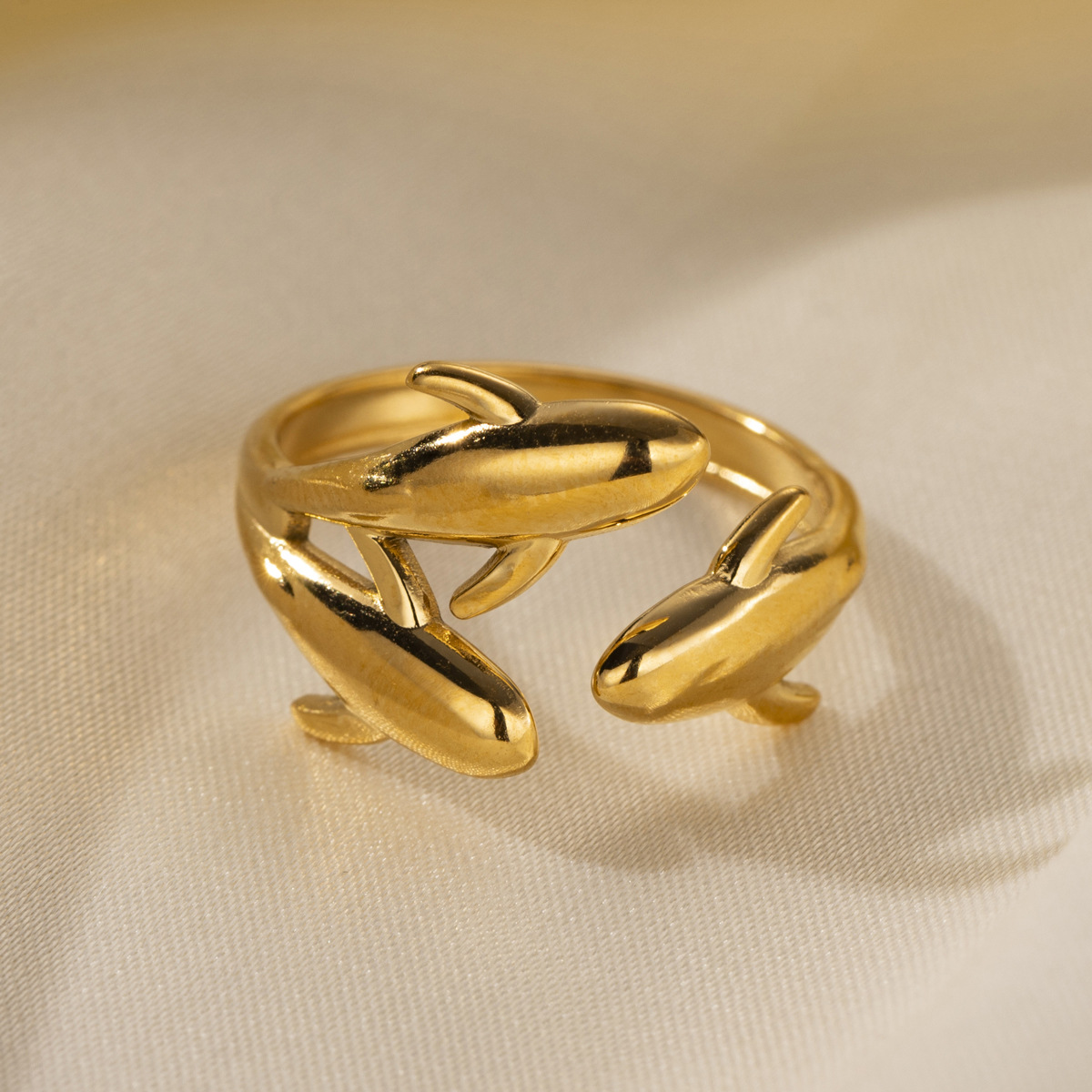 Anillo de acero inoxidable de estilo europeo y americano Tena Diseño de nicho femenino Luna lisa Delfín Anillo abierto Lujo ligero Sentido de alta gama
