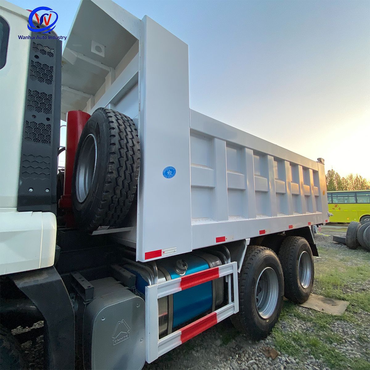 Cross-border Sinotruk Howo 6×4 Dump Truck, 380 horsepower, Euro II, rear eight-wheel engineering dump truck, 90% new