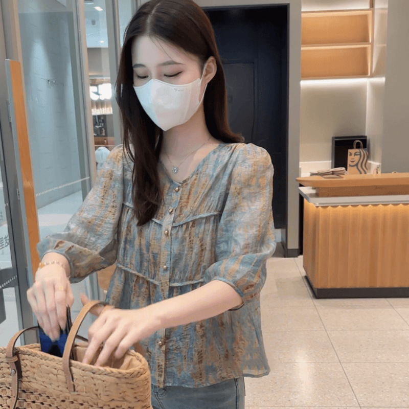 2025夏の新商品の大衆高級シフォンのゆったりとした七分袖の優しいシャツはやせた気質のお母さんのシャツの女性を見せます。|undefined