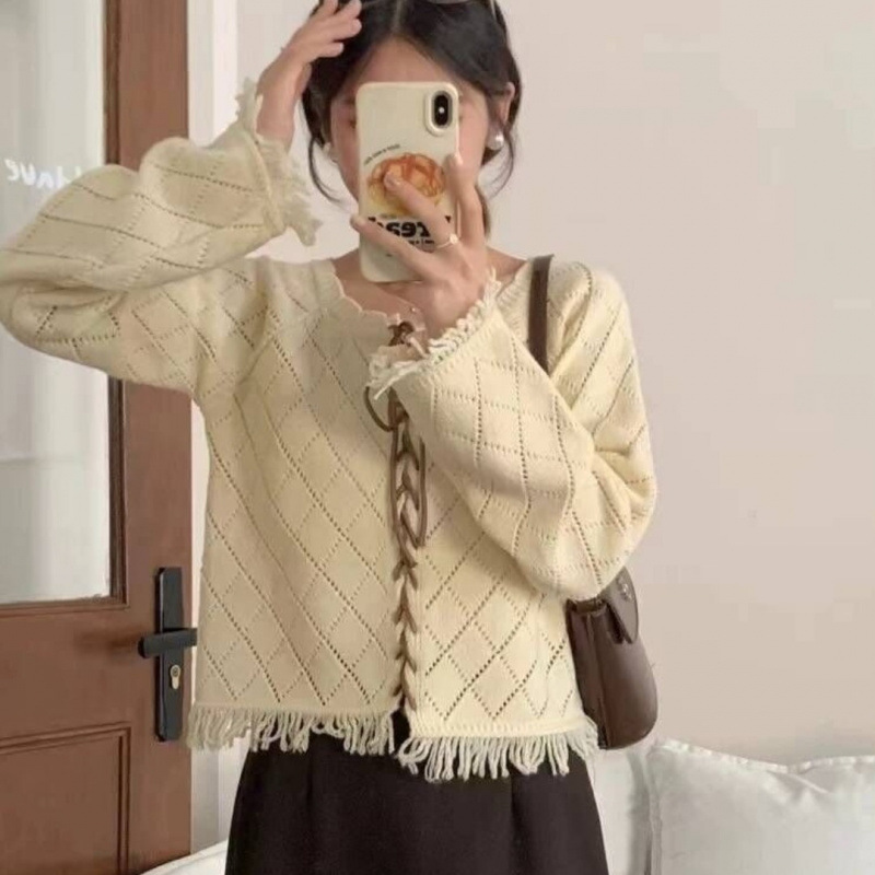 Cardigan de punto roscado con bordas huecas para mujeres 2025 diseño de otoño francés de nicho corta correa chaqueta suéter corto