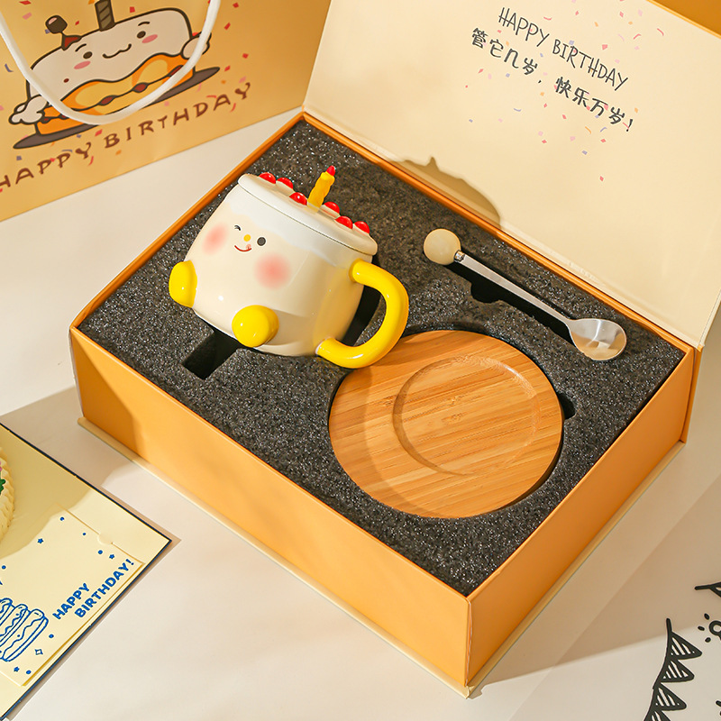 Taza de regalo de cumpleaños Taza de cerámica Juego de caja de regalo creativa Regalo de mano para novias Taza de agua linda de alto valor