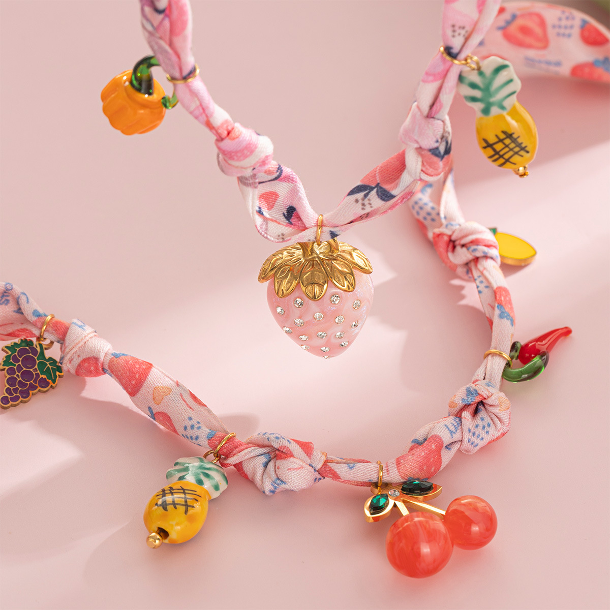 Tena Europa y América nicho fresco fresa cereza collar femenino estilo pastoral titanio acero colgante cordón de explosión transfronteriza joyería