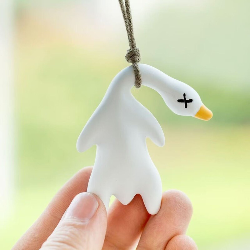 Color-changing roast duck pendant will change color when exposed to light and ultraviolet rays. Interesting spoof of roast duck key chain black technology