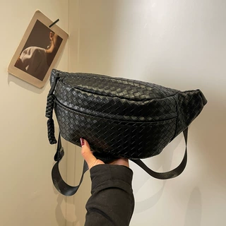 【新品】斜挎包防水耐磨软皮质感单肩男女同款百搭潮酷编织胸包女