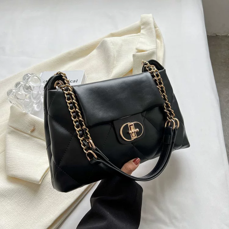 Capacious shoulder bag, summer one-shoulder bag with diamond pattern, 2023, chain bag