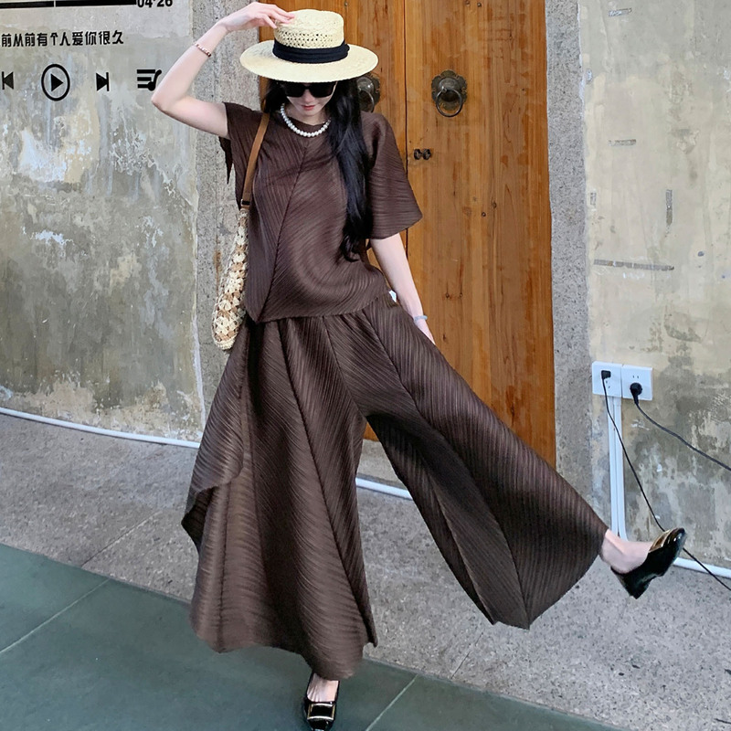 Brown Fashion Outfit Set by Issey Miyake: Summer Loose Top with Irregular Wide-Leg Kelp Pants and Pleated Suit for Women