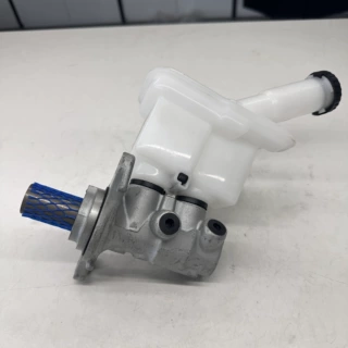 D60101HKO  D60101HKO-KB 适用于 Versa 的带储液罐的制动主缸