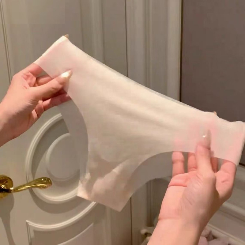 After trying many, this one is still the most seamless~ Sexy one-piece ice silk low-rise panties for yoga and sports with a nude feel