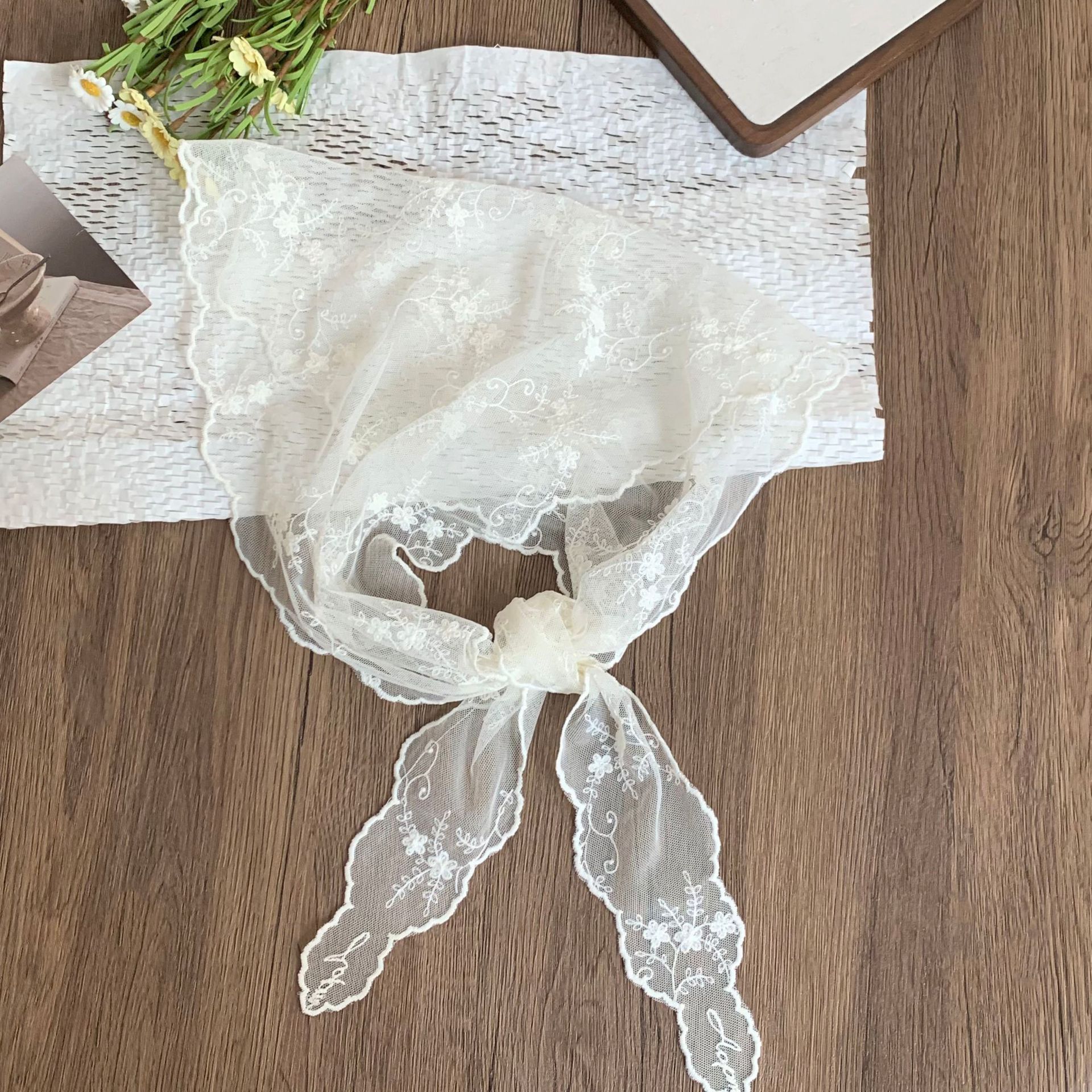 Bufanda triangular de encaje Nuevo estilo Bufanda de cuello Bufanda de seda Bufanda de seda Sensación de alta calidad Bufanda de estilo pastoral femenino Cinturón para el cabello Tragando serpentinas para el cabello