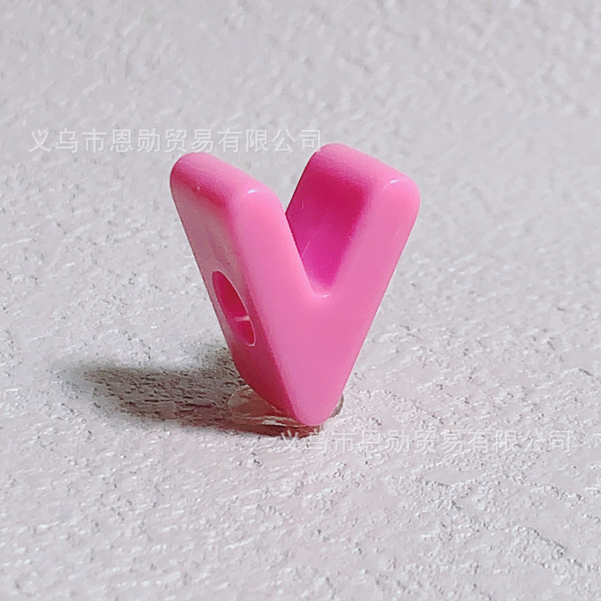 V (pink)