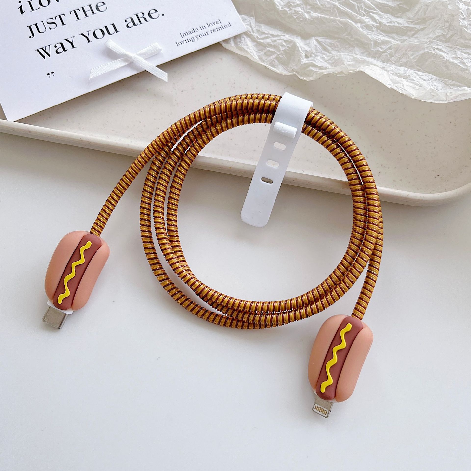 Amazon cartoon cable de datos cubierta adecuada para Apple Android cable de datos de carga rápida cuatro piezas en stock al por mayor