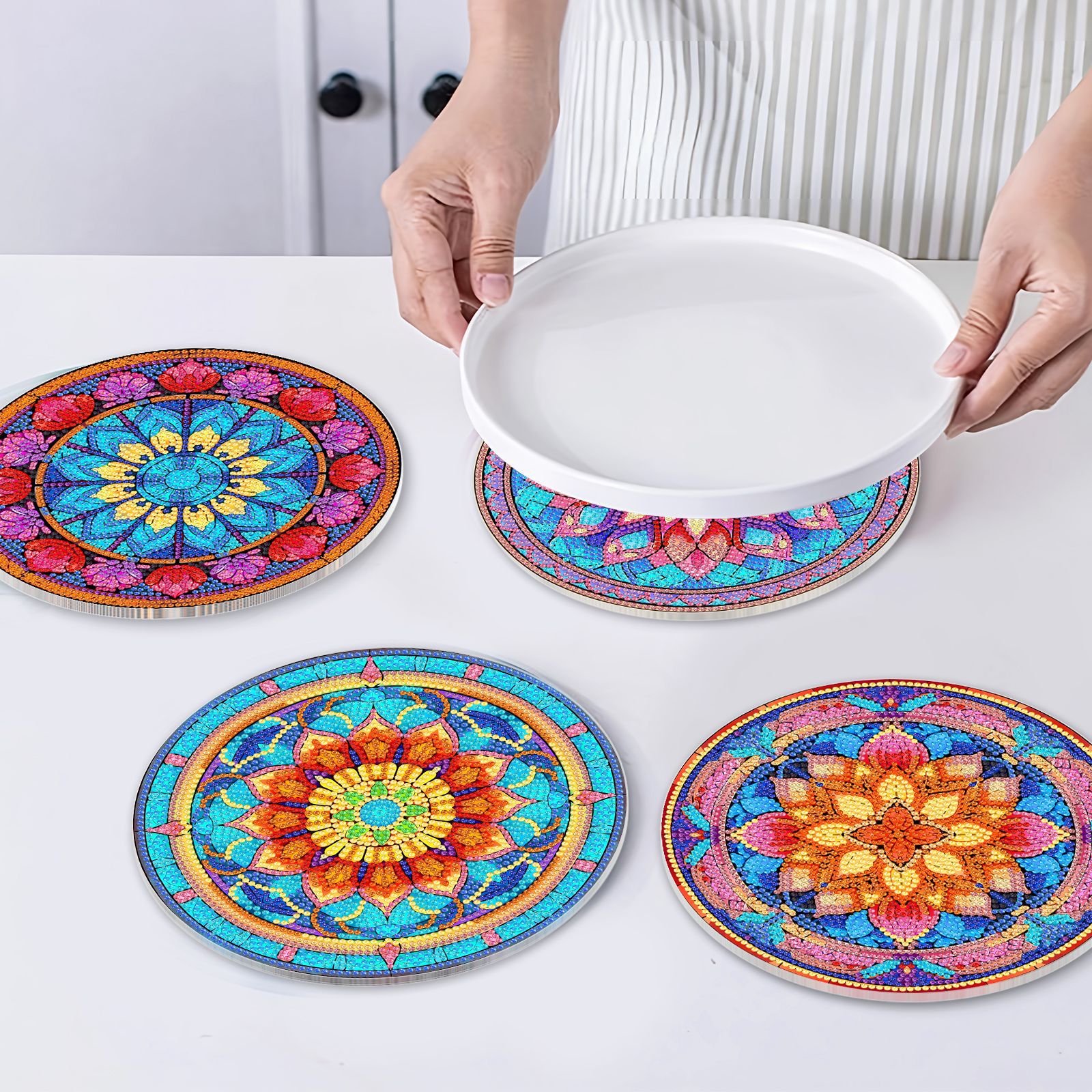 Accesorios para pintura de diamantes, juego de cuatro manteles individuales acrílicos DIY, decoraciones creativas de mandala y flores para restaurantes, disponibles para distribución.