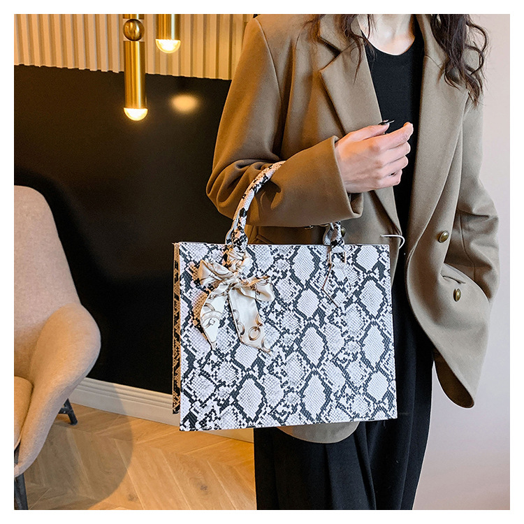 Sciarpa di seta alla moda in pelle di serpente, borsa da donna alla moda e personalizzata, nuova elegante borsa a mano di grande capacità del 2024_voghion.com