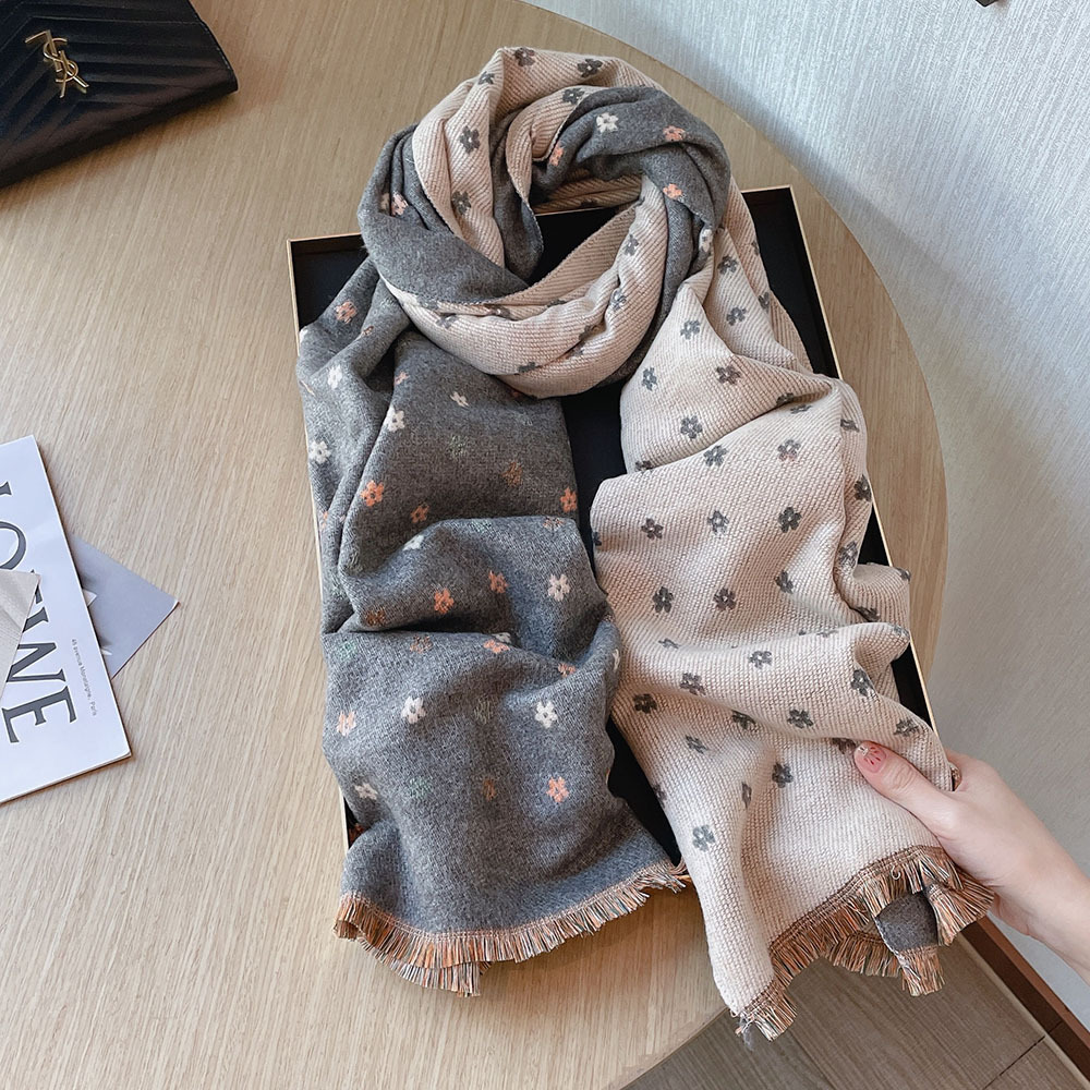 Version des berühmten Damen-Schals mit süßen kleinen Blumen im Kaschmir-Quasten-Stil für Damen, 192 x 62 cm, warm im Winter_voghion.com