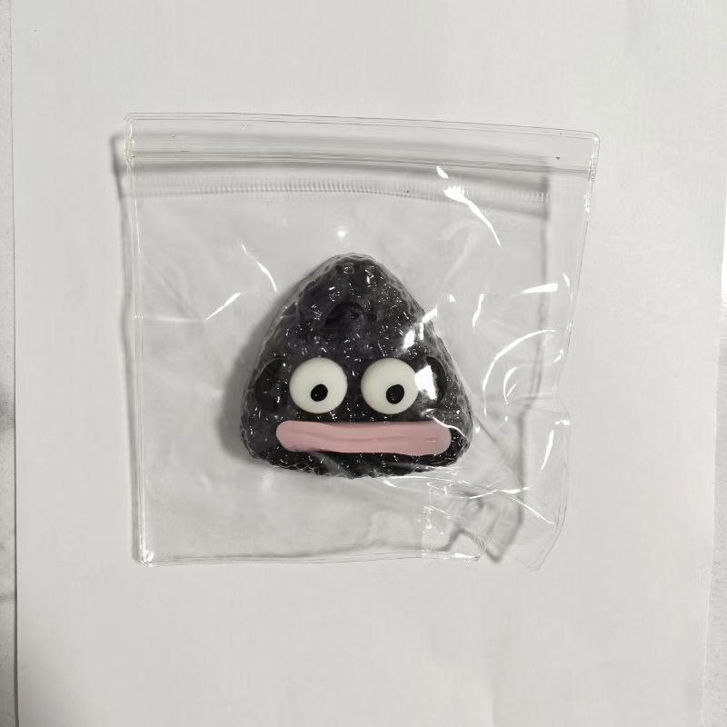 못생긴 물고기가 검은색을 꼬집는다