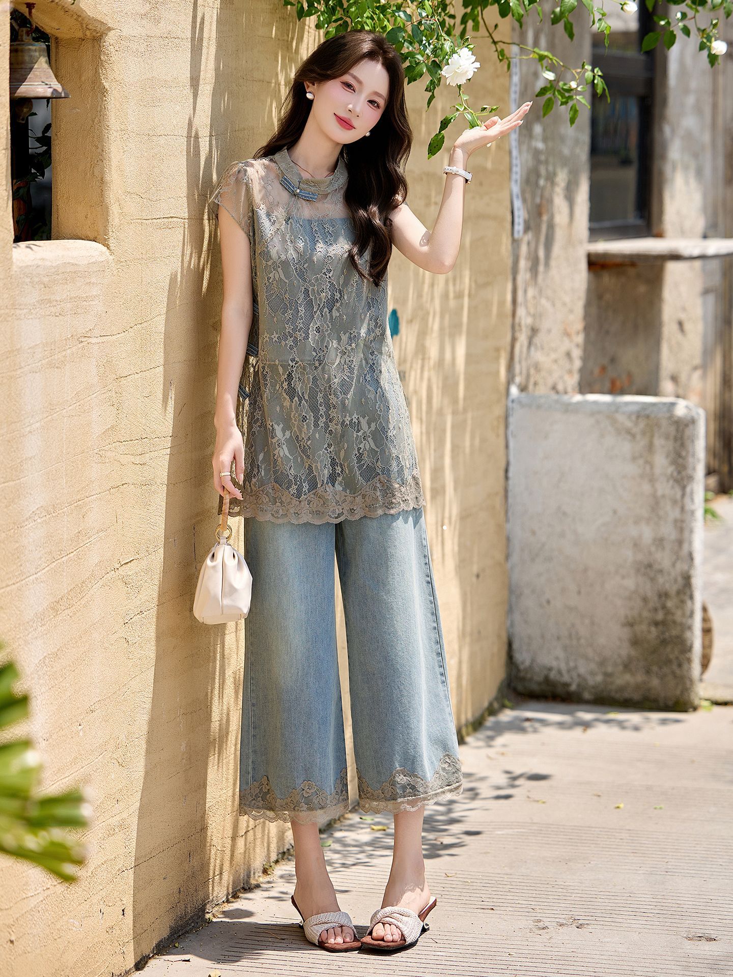 Bộ quần áo hai mảnh gồm áo phối ren và quần jeans ống rộng nữ — Màu ảnh