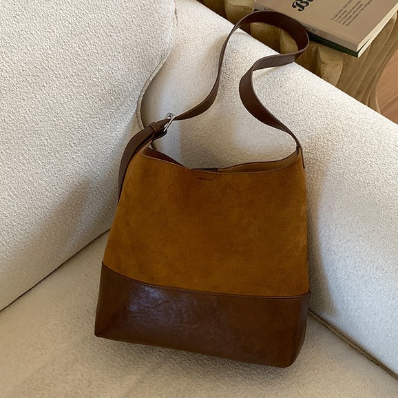 Bolsa de cubo de peluche retro de gamuza para mujeres 2025 nuevo hombro bolso de brazo mochila de gran capacidad bolsa de viaje