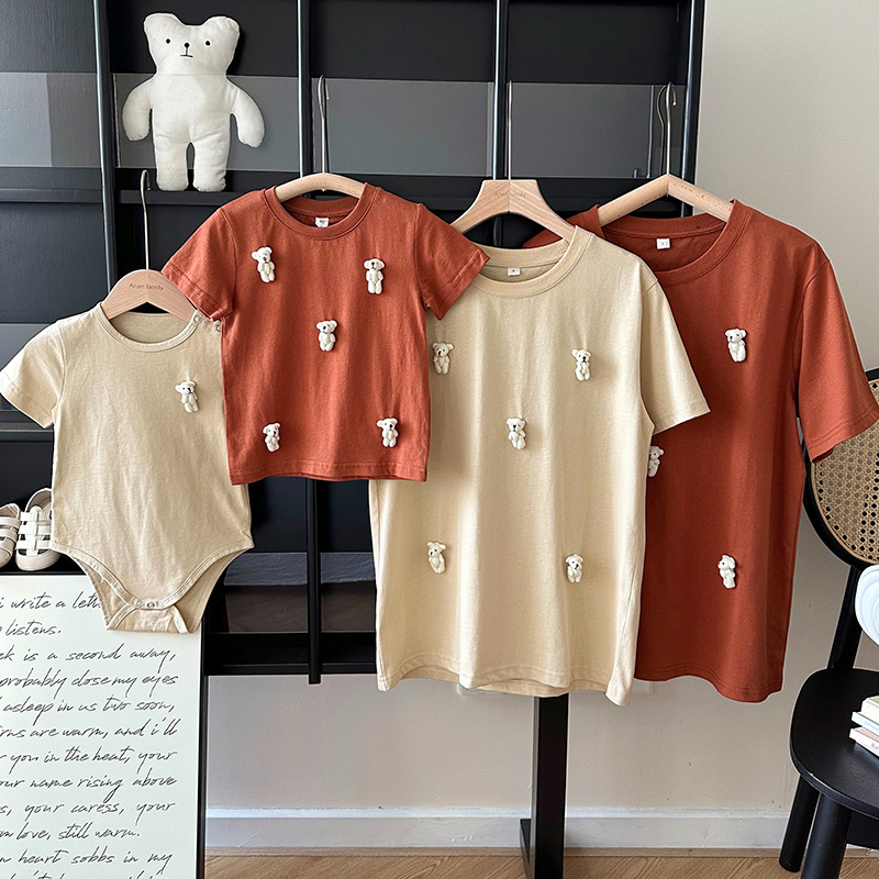 Stylish family matching short-sleeved T-shirts for three-dimensional bear designs, new summer 2026 style, perfect for mothers and children.