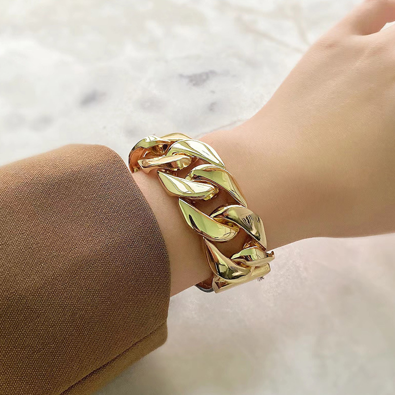 Bracciale in pelle PU tinta unita con personalità europea e americana, tendenza della personalità punk, foto di strada casual e neutra_voghion.com