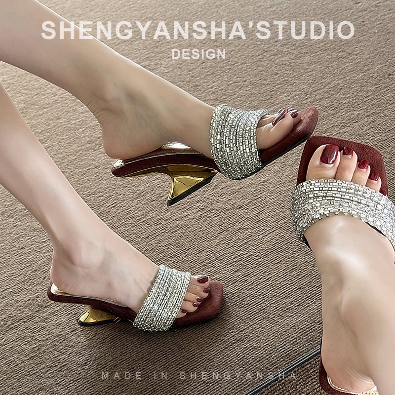 Miqiu hermosas sandalias de arrastre de una sola palabra para mujer, ropa exterior de verano 2025 nuevo estilo, sandalias y pantuflas de tacón alto con correa de diamantes de imitación