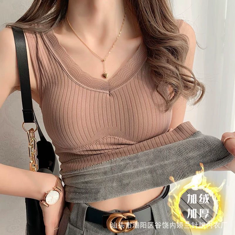 Теплый жилет женский цельнотный осенью и зимой