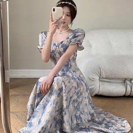蓝色油画碎花连衣裙女2025夏季新款方领泡泡袖收腰显瘦中长款裙子