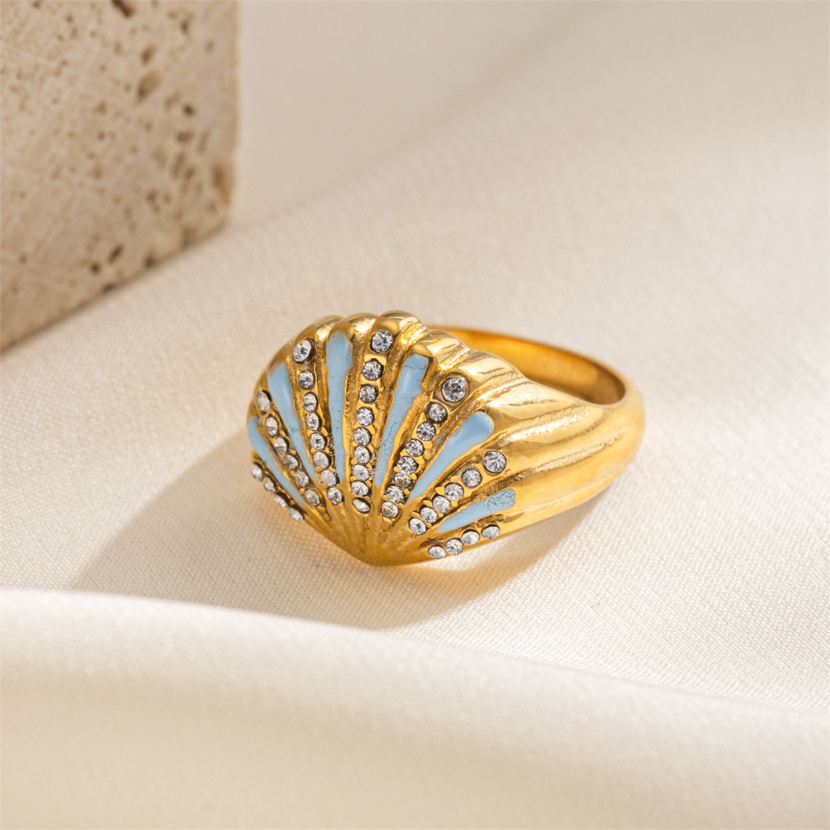 Anillo de acero inoxidable europeo y americano de Tena El acero de titanio no se desvanece, anillo de anillo de concha con incrustaciones del océano, joyería explosiva transfronteriza