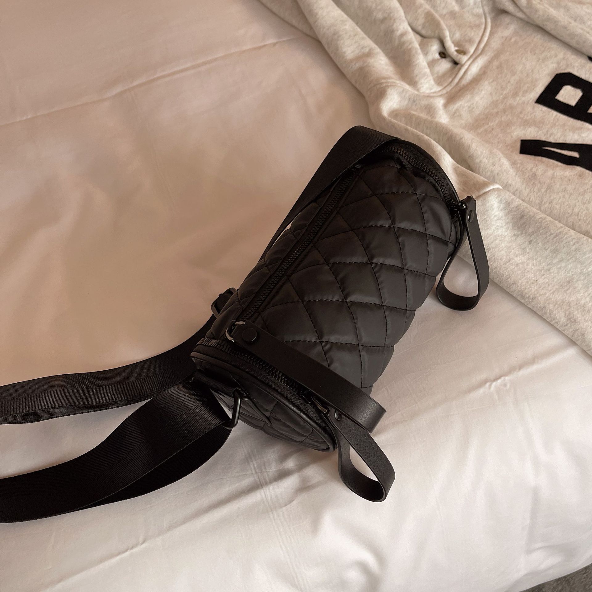 Cuscino a tracolla da donna con cilindro Lingge in tessuto di nylon Oxford 2024 Nuova borsa a secchiello per l'acqua a scacchiera_voghion.com