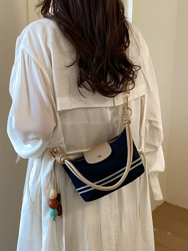 2026 nuevo nicho minimalista tela estriada bolsas de bolsillo de mano bolsas de brazo de alta calidad bolsas de hombro ligeras