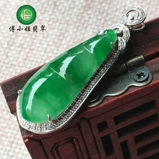 Miss Fu's emerald is full of green beans, 18k gold with diamond inlay, light and delicate