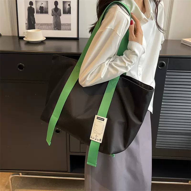 时尚潮流简约女士单肩包新款小众设计轻便手提袋短途出差行李包包