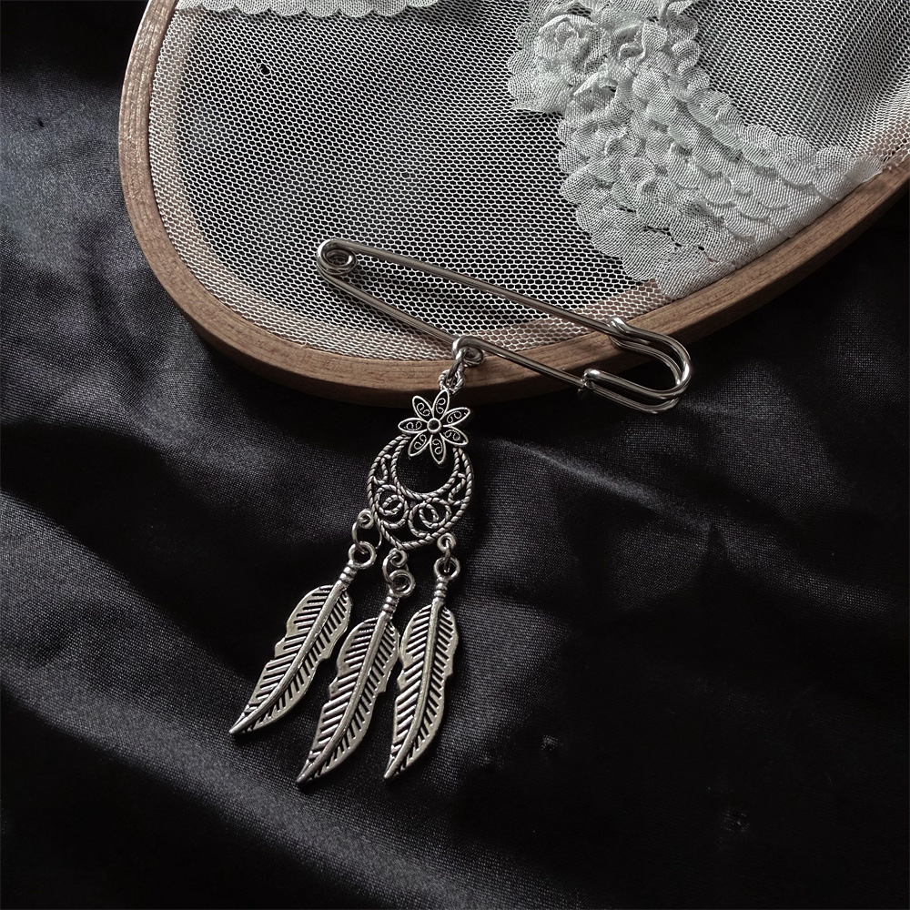 Spilla vintage a forma di piuma per donna, spilla in metallo in stile gotico dark, accessorio trendy e alla moda per abiti, ciondolo unico_voghion.com