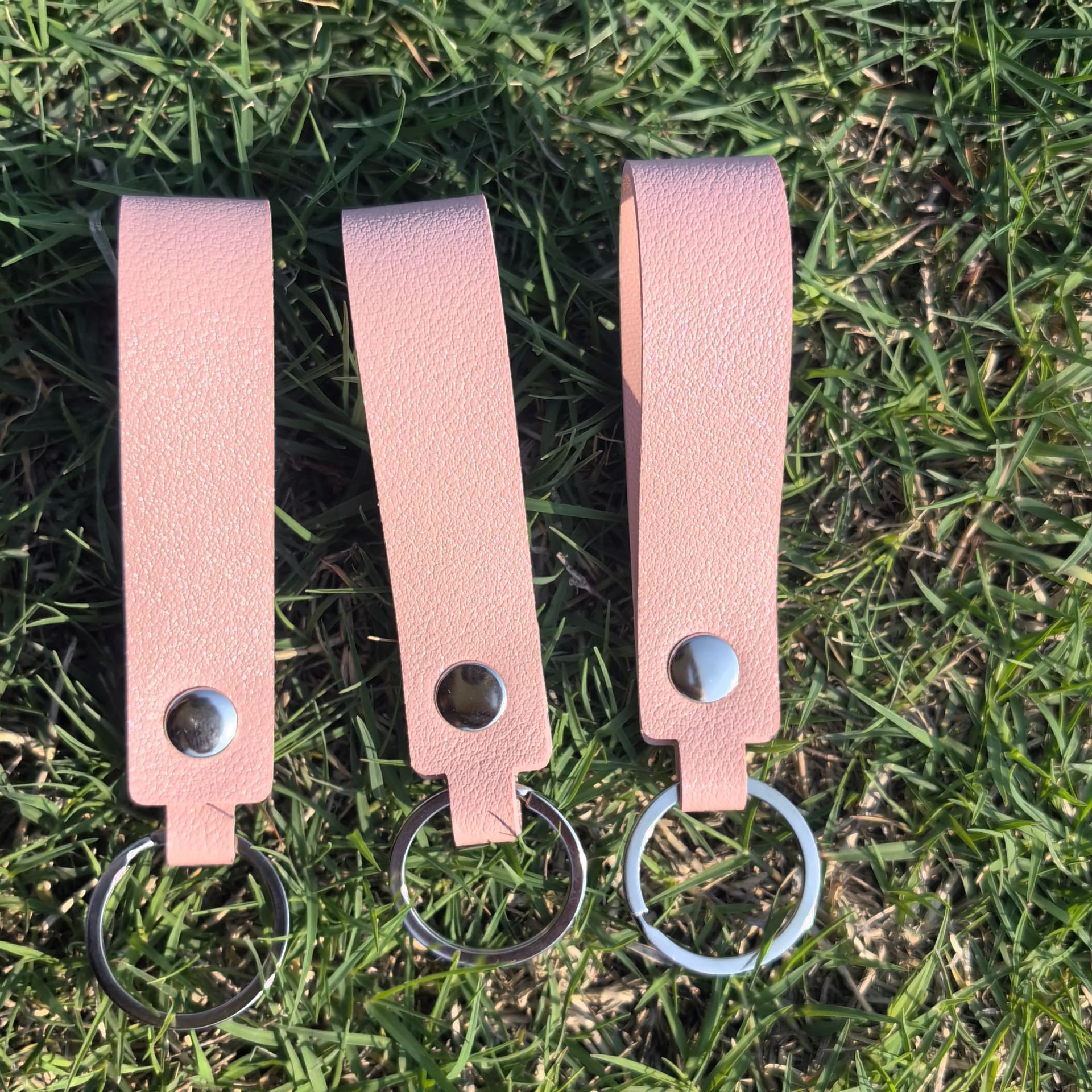 Clavera de cuero de doble cara colgante accesorios accesorios de bolsas accesorios de tendencia simple llavera de automóviles accesorios