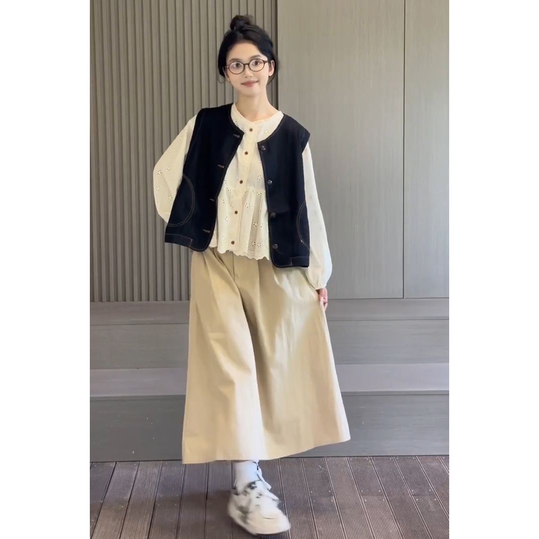 A simple Korean-style outfit for autumn/winter: a denim cardigan vest + a white long-sleeved openwork shirt and skirt.
