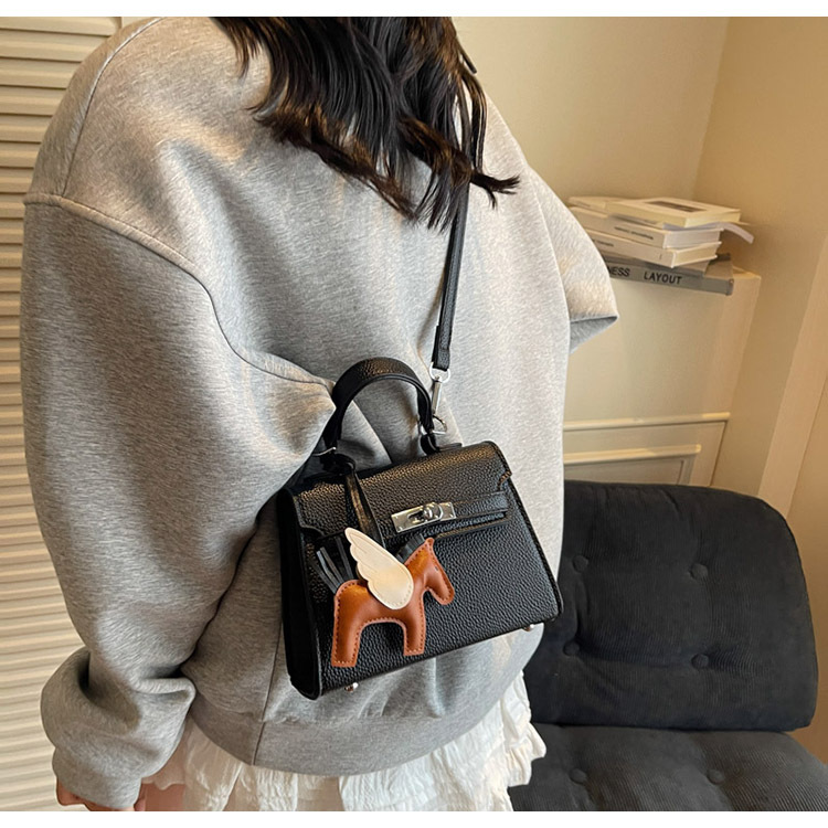 The Korean version of the hand-held small square bag for women in 2025, a new single-shoulder bag with a niche design, simple and versatile, trendy crossbody Kelly bag undefined