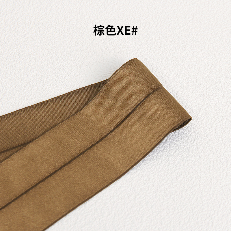 반으로 접힌 갈색 광택 스레드