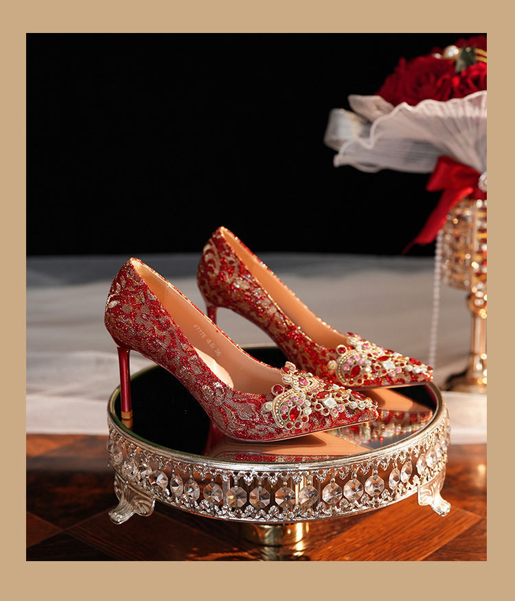 2024 Nuovo Punta Acqua Diamante Tacco Fine Seta Bordo Oro Banchetto di Nozze Scarpe da Sposa Scarpe da Damigella D'onore Rosso Celebrazione Banchetto di Nozze_voghion.com