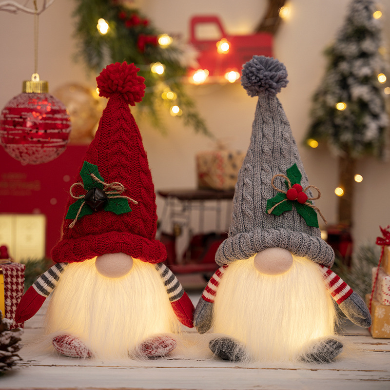 クリスマスプレゼントの長いひげのサンタクロースの明かりの子供は装飾品のショーウインドーのテーブルのカウンターの装飾の配置を並べます。|undefined